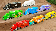 警车和工程车帮助汽车大货车的玩具故事，宝宝早教视频