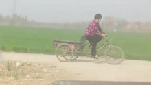 老奶奶结伴骑三轮车出门，以为三个就是极限了