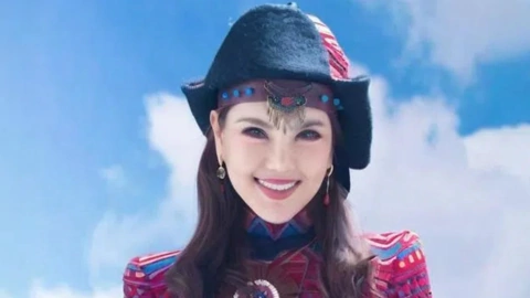 线上看 一张高清照的曝光，揭开乌兰图雅偷天换日的秘密，难怪至今未婚 (2024) 带字幕 中文配音